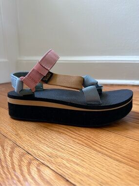 Teva Universal Multicolor Pastel Platform Sandal Women’s Size 7